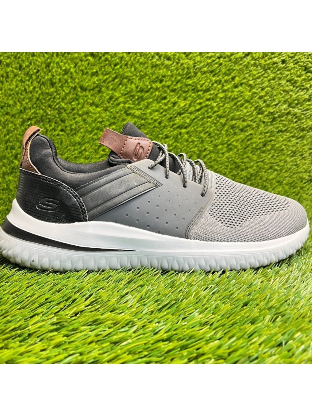 Skechers Delson 3.0 Cicada Mens Size 9 Gray White Running Walking Shoes Sneakers